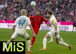 01.02.2025, Fussball 1. Bundesliga 2024/2025, 20. Spieltag,  FC Bayern Mnchen - Holstein Kiel, in der Allianz-Arena Mnchen. Serge Gnabry (mitte, FC Bayern Mnchen) jongliert den Ball mit dem rechten Fuss ber Marco Komenda (re, Holstein Kiel) und erzielt daraufhin mit links volley das Tor zum 4:0.