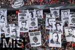 01.02.2025, Fussball 1. Bundesliga 2024/2025, 20. Spieltag,  FC Bayern Mnchen - Holstein Kiel, in der Allianz-Arena Mnchen. FC Bayern-Fans mit Choreographie zum Holocaust-Gedenktag:  Dabei bildeten die Fans in der Sdkurve Motive von verfolgten FC Bayern-Mitgliedern mittels vielen Bannern ab. Umrahmt wurden diese von zwei Transparenten mit dem Schriftzug: ?In Gedenken an die verfolgten FC Bayern-Mitglieder, Nie Wieder ist Jetzt!