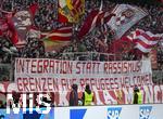 01.02.2025, Fussball 1. Bundesliga 2024/2025, 20. Spieltag,  FC Bayern Mnchen - Holstein Kiel, in der Allianz-Arena Mnchen. Fanplakat der Bayernfans zum Thema Zuwanderungsbegrenzung: Integration statt Rassismus! Grenzen auf, Flchtlinge (Refugees) welcome!