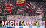 01.02.2025, Fussball 1. Bundesliga 2024/2025, 20. Spieltag,  FC Bayern Mnchen - Holstein Kiel, in der Allianz-Arena Mnchen. Fanplakat der Bayernfans zum Thema Zuwanderungsbegrenzung: Integration statt Rassismus! Grenzen auf, Flchtlinge (Refugees) welcome!