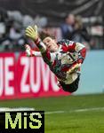 01.02.2025, Fussball 1. Bundesliga 2024/2025, 20. Spieltag,  FC Bayern Mnchen - Holstein Kiel, in der Allianz-Arena Mnchen. Torwart Jonas Urbig (FC Bayern Mnchen) fliegt beim Aufwrmen durch die Luft.