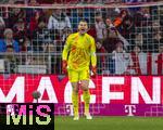 01.02.2025, Fussball 1. Bundesliga 2024/2025, 20. Spieltag,  FC Bayern Mnchen - Holstein Kiel, in der Allianz-Arena Mnchen. Torwart Manuel Neuer (FC Bayern Mnchen) gibt Anweisungen.