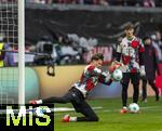 01.02.2025, Fussball 1. Bundesliga 2024/2025, 20. Spieltag,  FC Bayern Mnchen - Holstein Kiel, in der Allianz-Arena Mnchen. Torwart Jonas Urbig (FC Bayern Mnchen) fliegt beim Aufwrmen durch die Luft.