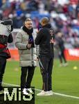 01.02.2025, Fussball 1. Bundesliga 2024/2025, 20. Spieltag,  FC Bayern Mnchen - Holstein Kiel, in der Allianz-Arena Mnchen.  Sportmoderator Torben Hoffmann (li, SKY-Sport) mit Trainer Vincent Kompany (FC Bayern Mnchen) am Mikrofon.