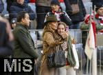 01.02.2025, Fussball 1. Bundesliga 2024/2025, 20. Spieltag,  FC Bayern Mnchen - Holstein Kiel, in der Allianz-Arena Mnchen. VIP-Gste drfen vor dem Spiel am Spielfeldrand umsehen.