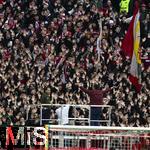 01.02.2025, Fussball 1. Bundesliga 2024/2025, 20. Spieltag,  FC Bayern Mnchen - Holstein Kiel, in der Allianz-Arena Mnchen. Bayernfans heben ihre Hnde