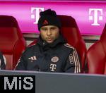 01.02.2025, Fussball 1. Bundesliga 2024/2025, 20. Spieltag,  FC Bayern Mnchen - Holstein Kiel, in der Allianz-Arena Mnchen. Serge Gnabry (FC Bayern Mnchen) auf der Bank.