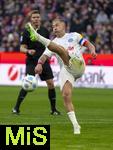 01.02.2025, Fussball 1. Bundesliga 2024/2025, 20. Spieltag,  FC Bayern Mnchen - Holstein Kiel, in der Allianz-Arena Mnchen. Lewis Holtby (Holstein Kiel) schlgt am Ball vorbei.