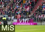 01.02.2025, Fussball 1. Bundesliga 2024/2025, 20. Spieltag,  FC Bayern Mnchen - Holstein Kiel, in der Allianz-Arena Mnchen.  Fanaktion am Spielfeldrand von Sponsor Telekom: Liablingsplatz