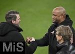 07.02.2025, Fussball 1. Bundesliga 2024/2025, 21. Spieltag,  FC Bayern Mnchen - SV Werder Bremen, in der Allianz-Arena Mnchen.   v.l. x und Trainer Vincent Kompany (FC Bayern Mnchen) shakehands

