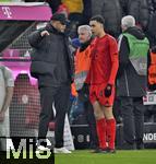 07.02.2025, Fussball 1. Bundesliga 2024/2025, 21. Spieltag,  FC Bayern Mnchen - SV Werder Bremen, in der Allianz-Arena Mnchen.  Trainer Vincent Kompany (FC Bayern Mnchen) spricht in der Halbzeitpause mit Jamal Musiala (FC Bayern Mnchen)  

