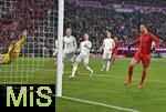 07.02.2025, Fussball 1. Bundesliga 2024/2025, 21. Spieltag,  FC Bayern Mnchen - SV Werder Bremen, in der Allianz-Arena Mnchen.   Leroy Sane (Bayern Mnchen) trifft hier zum 2:0 gegen Torwart Michael Zetterer (Werder Bremen, Torhter) 

