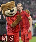 07.02.2025, Fussball 1. Bundesliga 2024/2025, 21. Spieltag,  FC Bayern Mnchen - SV Werder Bremen, in der Allianz-Arena Mnchen.   v.l.  Berni das Maskottchen und Harry Kane (beide, FC Bayern Mnchen) feiern.

