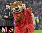 07.02.2025, Fussball 1. Bundesliga 2024/2025, 21. Spieltag,  FC Bayern Mnchen - SV Werder Bremen, in der Allianz-Arena Mnchen.   v.l.  Berni das Maskottchen und Harry Kane (beide, FC Bayern Mnchen) feiern.

