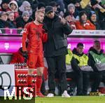 07.02.2025, Fussball 1. Bundesliga 2024/2025, 21. Spieltag,  FC Bayern Mnchen - SV Werder Bremen, in der Allianz-Arena Mnchen. v.li: Konrad Laimer (FC Bayern Mnchen) mit Trainer Vincent Kompany (FC Bayern Mnchen) vor seiner Einwechslung.