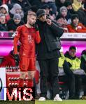 07.02.2025, Fussball 1. Bundesliga 2024/2025, 21. Spieltag,  FC Bayern Mnchen - SV Werder Bremen, in der Allianz-Arena Mnchen. v.li: Konrad Laimer (FC Bayern Mnchen) mit Trainer Vincent Kompany (FC Bayern Mnchen) vor seiner Einwechslung.