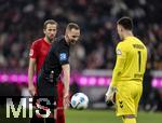 07.02.2025, Fussball 1. Bundesliga 2024/2025, 21. Spieltag,  FC Bayern Mnchen - SV Werder Bremen, in der Allianz-Arena Mnchen. Schiedsrichter Sren Storks beim Schiedsrichterball. re: Torwart Michael Zetterer (Werder Bremen, Torhter) 