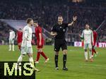 07.02.2025, Fussball 1. Bundesliga 2024/2025, 21. Spieltag,  FC Bayern Mnchen - SV Werder Bremen, in der Allianz-Arena Mnchen. Schiedsrichter Sren Storks (re) zeigt.