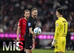 07.02.2025, Fussball 1. Bundesliga 2024/2025, 21. Spieltag,  FC Bayern Mnchen - SV Werder Bremen, in der Allianz-Arena Mnchen. Schiedsrichter Sren Storks beim Schiedsrichterball. re: Torwart Michael Zetterer (Werder Bremen, Torhter)  