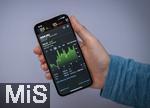 14.02.2025, Thema Smartphone-Nutzung, Frau checkt Brsenkurse auf einem Apple iPhone13 Smartphone-Screen. Ein ETF-Fonds steigt innerhalb 1 Monate um 5,18 Euro.  Der iShares MSCI World ETF 