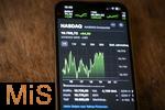 14.02.2025, Thema Smartphone-Nutzung,  Brsenkurse auf einem iPhone13 Smartphone-Screen. Der NASDAQ INDEX USA steigt an dem Tag um 64,39 US Dollar. 