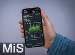 14.02.2025, Thema Smartphone-Nutzung, Frau checkt Brsenkurse auf einem Apple iPhone13 Smartphone-Screen. Ein ETF-Fonds steigt innerhalb 1 Monate um 5,18 Euro.  Der iShares MSCI World ETF 