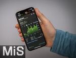 14.02.2025, Thema Smartphone-Nutzung, Frau checkt Brsenkurse auf einem Apple iPhone13 Smartphone-Screen. Ein ETF-Fonds steigt innerhalb 1 Monate um 5,18 Euro.  Der iShares MSCI World ETF