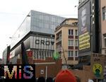15.02.2024, Demonstration gegen AfD-Wahlkampfveranstaltung in Dsseldorf. ber dem Protestzug ist ein groes Wahlkampfplakat mit Christian Lindner (Spitzenkandidat der FDP) mit dem Slogan ?Vater Staat ist nicht Dein Erziehungsberechtigter.?