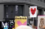 15.02.2024, Demonstration gegen AfD-Wahlkampfveranstaltung in Dsseldorf. Protestschild ?Herz statt Merz?.