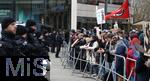 15.02.2024, Demonstration gegen AfD-Wahlkampfveranstaltung in Dsseldorf. Eine Reihe Polizeibeamter (li.) steht zwischen dem Wahlkampfstand der AfD und der vorderen Linie der Demonstrierenden am Schadowplatz.
