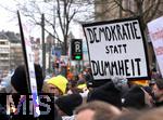 15.02.2024, Demonstration gegen AfD-Wahlkampfveranstaltung in Dsseldorf. Protestschild ?Demokratie statt Dummheit?.