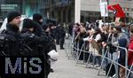 15.02.2024, Demonstration gegen AfD-Wahlkampfveranstaltung in Dsseldorf. Eine Reihe Polizeibeamter (li.) steht zwischen dem Wahlkampfstand der AfD und der vorderen Linie der Demonstrierenden am Schadowplatz.