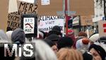 15.02.2024, Demonstration gegen AfD-Wahlkampfveranstaltung in Dsseldorf. Protestschild ?AfD whlen ist so 1933?.