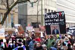 15.02.2024, Demonstration gegen AfD-Wahlkampfveranstaltung in Dsseldorf. Protestschild ?Die drei ??? und der Fall der Brandmauer?, im Hintergrund der Protestzug.