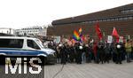 15.02.2024, Demonstration gegen AfD-Wahlkampfveranstaltung in Dsseldorf. Die Polizei hat die Demonstrierenden in mehrere Blcke eingeteilt, hier zu sehen ist die zweite Linie der Demonstrierenden in der Nhe des AfD-Wahlkampfstandes am Schadowplatz.
