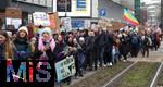 15.02.2024, Demonstration gegen AfD-Wahlkampfveranstaltung in Dsseldorf. berblick ber den Protestzug.