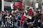 15.02.2024, Demonstration gegen AfD-Wahlkampfveranstaltung in Dsseldorf. Absperrung zwischen dem Wahlkampfstand der AfD und der vorderen Linie der Demonstrierenden am Schadowplatz.