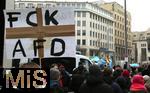 15.02.2024, Demonstration gegen AfD-Wahlkampfveranstaltung in Dsseldorf. Protestschild ?FCK AFD?, im Hintergrund der Wahlkampfstand der AfD am Schadowplatz.