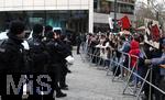 15.02.2024, Demonstration gegen AfD-Wahlkampfveranstaltung in Dsseldorf. Eine Reihe Polizeibeamter (li.) steht zwischen dem Wahlkampfstand der AfD und der vorderen Linie der Demonstrierenden am Schadowplatz.