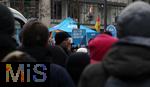 15.02.2024, Demonstration gegen AfD-Wahlkampfveranstaltung in Dsseldorf. Wahlkampfstand der AfD am Schadowplatz mit Plakat ?Zeit fr sichere Grenzen?, im Vordergrund die Demonstrierenden.