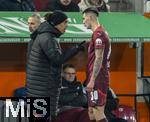 14.02.2025, Fussball 1. Bundesliga 2024/2025, 22. Spieltag, FC Augsburg - RB Leipzig, in der WWK-Arena Augsburg,  v.li: Trainer Marco Rose (RB Leipzig), Yussuf Poulsen (RB Leipzig), Benjamin Sesko (RB Leipzig) 