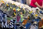 21.02.2025, Die Reise- und Freizeitmesse f.r.e.e.25 in Mnchen im Messegelnde Riem.  Sport-Trekkingschuhe stehen in groer Auswahl zum Verkauf bereit.