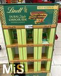 23.02.2025, Trend Dubai Schokolade,  Hier die Version von der Firma LINDT als DUBAI-Style Chocolade im Verkaufs-Display eines Supermarktes, mit Pistazien-Fllung, 