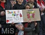 23.02.2025, Fussball 1. Bundesliga 2024/2025, 23. Spieltag,  FC Bayern Mnchen - Eintracht Frankfurt, in der Allianz-Arena Mnchen. Thomas Mller (FC Bayern Mnchen) bekomme ich bitte dein Trikot? 

