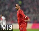 23.02.2025, Fussball 1. Bundesliga 2024/2025, 23. Spieltag,  FC Bayern Mnchen - Eintracht Frankfurt, in der Allianz-Arena Mnchen. Leroy Sane (Bayern Mnchen) ratlos

