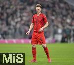 23.02.2025, Fussball 1. Bundesliga 2024/2025, 23. Spieltag,  FC Bayern Mnchen - Eintracht Frankfurt, in der Allianz-Arena Mnchen. Joshua Kimmich (FC Bayern Mnchen) kritisch

