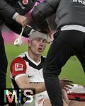 23.02.2025, Fussball 1. Bundesliga 2024/2025, 23. Spieltag,  FC Bayern Mnchen - Eintracht Frankfurt, in der Allianz-Arena Mnchen. Rasmus Kristensen (Eintracht Frankfurt) bekommt enen Kopfverband

