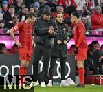 23.02.2025, Fussball 1. Bundesliga 2024/2025, 23. Spieltag,  FC Bayern Mnchen - Eintracht Frankfurt, in der Allianz-Arena Mnchen. v.l. Thomas Mller (FC Bayern Mnchen), Trainer Vincent Kompany (FC Bayern Mnchen) und Jamal Musiala (FC Bayern Mnchen) 

