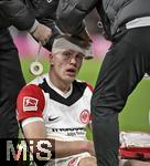 23.02.2025, Fussball 1. Bundesliga 2024/2025, 23. Spieltag,  FC Bayern Mnchen - Eintracht Frankfurt, in der Allianz-Arena Mnchen. Rasmus Kristensen (Eintracht Frankfurt) bekommt enen Kopfverband

