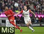 23.02.2025, Fussball 1. Bundesliga 2024/2025, 23. Spieltag,  FC Bayern Mnchen - Eintracht Frankfurt, in der Allianz-Arena Mnchen. v.l. Michael Olise (FC Bayern Mnchen) gegen Arthur Theate (Eintracht Frankfurt) 

